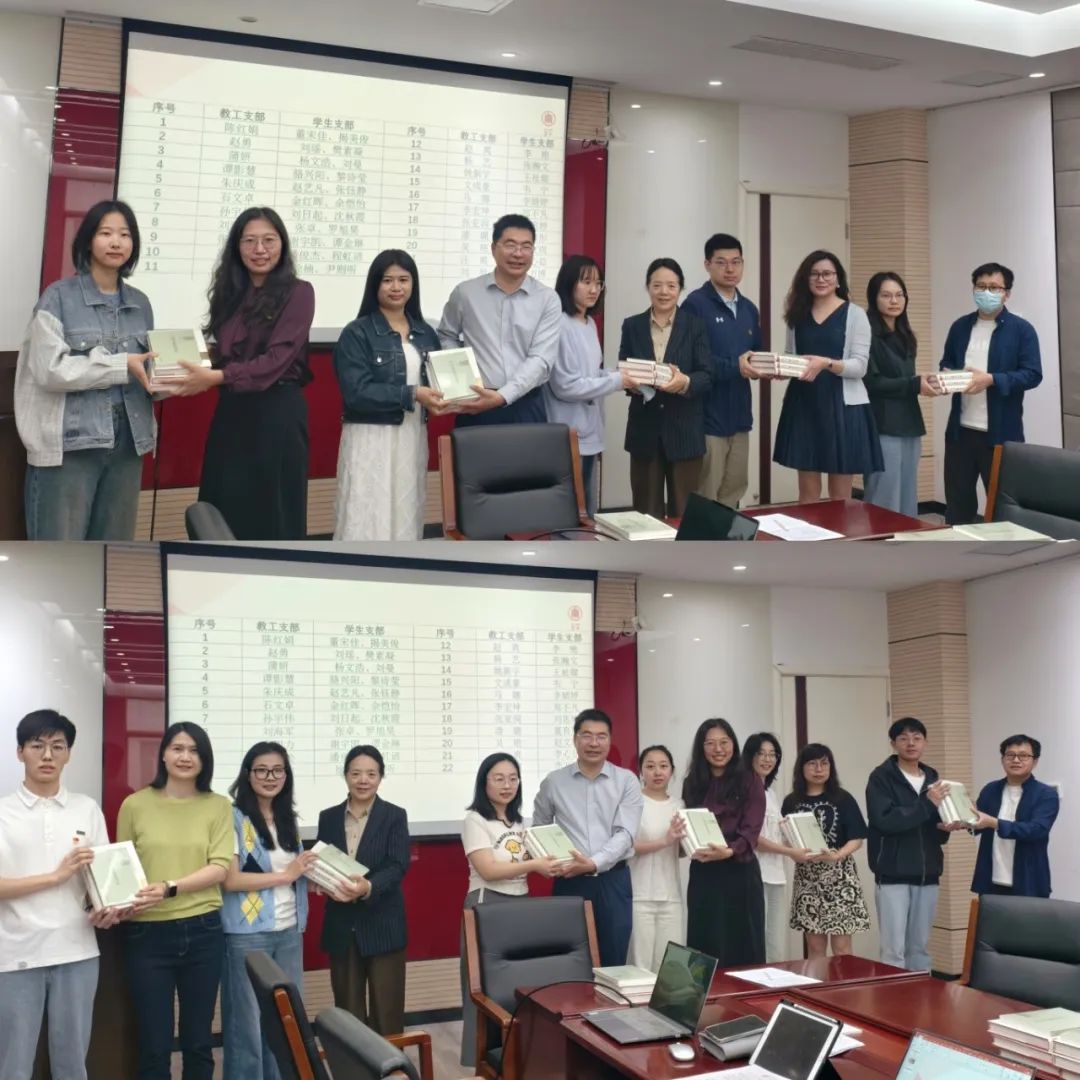 图：教工党支部党员给学生党支部党员代表赠送书籍.jpg