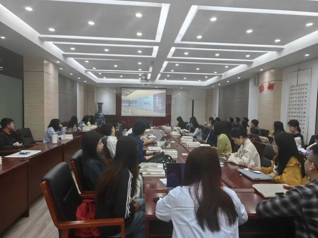 图：与会师生党员共同观看学习视频.jpg