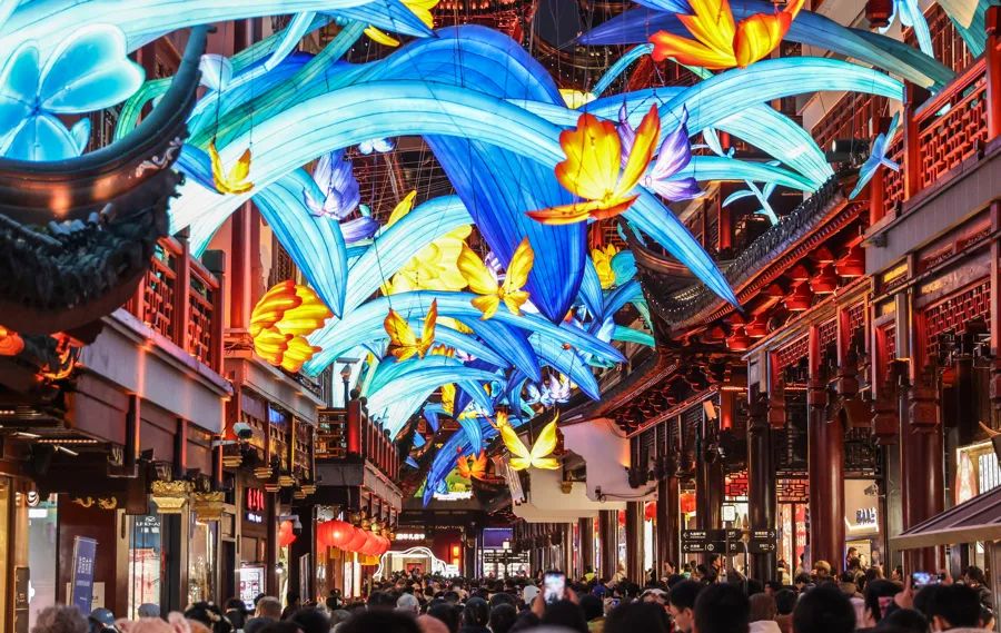 随着豫园灯会在灵蛇献瑞的喜庆氛围中拉开帷幕,上海的年味愈发浓郁。本报记者 袁婧摄 图片